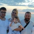 Naš poznati harmonikaš sa porodicom uživa na moru: Svi u belom i u usklađenim stajlinzima, evo gde letuju
