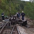 Pored puta leži: 110.000 litara dizela Cisterna iskliznula iz šina kod Kosjerića, izlila se nafta: Oglasio se predsednik…
