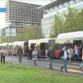 (Foto) kolaps na Novom Beogradu zbog radova: Voze preko trave i kroz crveno, putnici izlaze iz autobusa i pešače: Mapa radova…