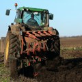 Preorano više hiljada hektara pod zasadom: Ovogodišnje vreme ubilo usev, poljoprivrednici morali da ga zamene