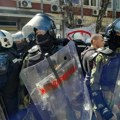 MUP upozorava na pretnje policajcu, tvrde da on nije "postupao" prema devojci na sinoćnjem protestu