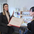 Ministarka Mesarović u Kuli: Uručila sertifikat za stare zanate Mirjani Karalić i najavila da Ministarstvo raspisuje novi…