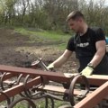 "Selo je stub društva": Master ekonomista Miloš (30) iz kancelarije ide pravo na traktor, radi oba posla i stiže sve