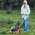 (Video) Zgodna voditeljka kosi travu u farmerkama i košulji sređuje imanje, ovakvu je niste videli: "Kad potpuno poludiš"