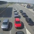 Putnička vozila čekaju sat vremena na Batrovcima na izlazu iz Srbije