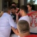 Demonstranti se sukobili s odbornikom SRS ispred Skupštine grada u Novom Sadu (VIDEO)