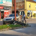 Nesreća u Čačku: "Mercedesom" se zakucao u banderu (foto)