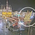 Užas u Belgiji, novogodišnja jelka pala na ženu i ubila je! Stablo se srušilo na tri posetioca vašara! (video)