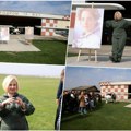 Andrijina slika, beli baloni i parkirani avioni: Potresna scena u Zemunu, roditelji obeležili rođendan dečaka ubijenog u…