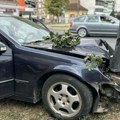 Udes "mercedesa": Udario u stub na kružnom toku u Čačku