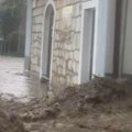 Poplave se sručile na Makarsku: Bujice tutnje niz planinu i nose sve pred sobom, voda "izvire" iz kuća (VIDEO)