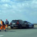 (Foto): Prve slike nesreće u kojoj je povređen policajac: "Volvo" se zakucao u službeni auto pod rotacijom!