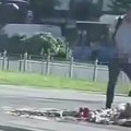 Muškarac urinirao po cveću i svećama za nastradale u padu nadstrešnice: Snimak kruži mrežama, građani besni