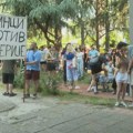 Građani ispred Trećeg osnovnog tužilaštva, čekaju saslušanje studenata