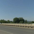 (ВИДЕО) Покушај гажења људи на Мосту слободе у Новом Саду
