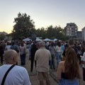 Šesnaest ogledala, šesnaest ruža: Kragujevac odao poštu žrtvama tragedije u Novom Sadu (FOTO)