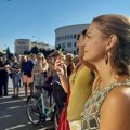 Roditelji, kolege i đaci pružili snažnu i emotivnu podršku učiteljici kojoj nije produžen ugovor (FOTO i VIDEO)