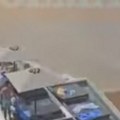 (Video) Dok su odmarali na ležaljkama, zemljište se survalo u more: Turisti na Santoriniju u panici: Prekrio ih oblak prašine…