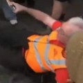 "Jadnog deku" oborili na zemlju, i to bez motike Pogledaj narode kako bije policija na Zapadu (video)