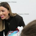Adrijana Mesarović podelila novogodišnje paketiće deci u Kuli