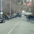 Jeziv snimak tuče navijača pred večiti derbi! "Delije" i "grobari" u krvavom sukobu palicama (video)