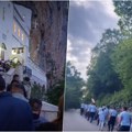 Na hiljade vernika stiže u manastir Ostrog! Prizor za pamćenje, dolaze da se poklone velikom čudotvorcu! Mnogi su prešli na…