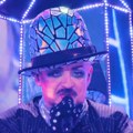 Čuveni Boj Džordž zapalio Evrovizijsku scenu: Zbog zlostavljanja prostituki završio u zatvoru, a sada pravi novi haos