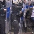 "Napadnuti smo" Dramatičan snimak iz Turske: Policija baca suzavac, formiraju se barikade, haos na ulicama