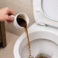 Sve više ljudi sipa talog od kafe u WC šolju: Ovaj jednostavan trik počeli su svi da koriste