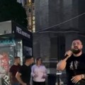 Frontmen "Reforma" benda zapevao u centru Novog Sada za Brankin život: Humanost okupila muzičare na Trgu