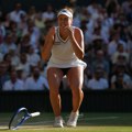 Linda Noskova osvojila trofej na Vimbldonu