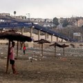 Alarmantno stanje u Seuti: Nekada rajska plaža pretvorena u divlji kamp, meštani u strahu od migranata