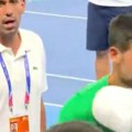Novak Đoković pogođen u glavu u Kini dok je delio autograme!