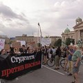 Učesnici protesta Srbija protiv nasilja stigli do Autokomande, obustavljen saobraćaj na autoputu