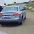 Kako su policajci na Kosmetu pretresali automobil Vučićevog sina (video)