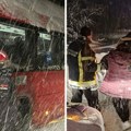 Dramatična evakuacija autobusa zaglavljenog u snegu kod Vranja, vatrogasci celu noć izvlačili 24 osobe