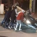 Dramatična scena na Voždovcu: Auto završio na krovu, mladići pokušavaju da ga okrenu nasred puta (video)