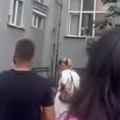(VIDEO) Orahovčani pevali humanitarcu pod prozorom Onkologije u Beogradu