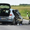 Automobili potpuno smrskani, jedan završio van puta: Prve fotografije stravične nesreće u Pančevu