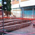 Uklonjeni oštećeni stubovi: Ponovo nesmetani prilaz lokalima u centru Kraljeva