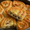 Pita savijača sa sirom, šampinjonima i origanom
