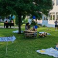 FOTO: Studenti Medicinskog fakulteta u Novom Sadu prikupili više od 200 hiljada dinara za profesore