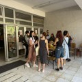 Na Ekonomskom u Kragujevcu počelo polaganje kolokvijuma, studenti u blokadi protestuju (VIDEO)