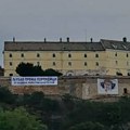 FOTO: Baner "Ljubav prema porodici je najveći životni blagoslov" na Petrovaradinskoj tvrđavi