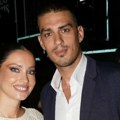 Čestitamo! Mirka napunila 35, a Vujadin pred svima pokazao nežnu stranu – ljubav cveta kao na početku FOTO