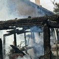 (Foto, video) gust crni dim iznad Futoga Goreo pomoćni objekat, pa zahvatio i kuću, ima povređenih, vatrogasci na terenu