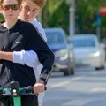 Za dlaku izbegnuta tragedija Dečaci na trotinetu preleteli ulicu na crveno; Novosađanka uputila molbu "mame, Razgovarajte sa…