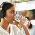 Iako ne osećate žeđ, određeni simptomi mogu da ukažu na dehidrataciju