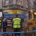 Pucanje vodovodne cevi na Vračaru: Radnici saniraju štetu, obustavljene linije 25 i 26