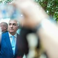 Pahlavi šokirao: Nakon napada crvenom tečnošću, govorio iz "staklenog oklopa" VIDEO